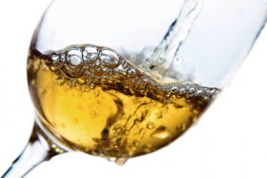 Beyaz arka planda izole beyaz şarap