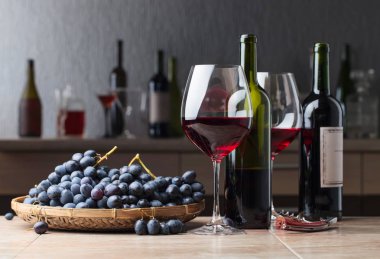 Kırmızı şarap ve üzüm..