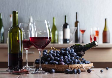 Kırmızı şarap ve üzüm..