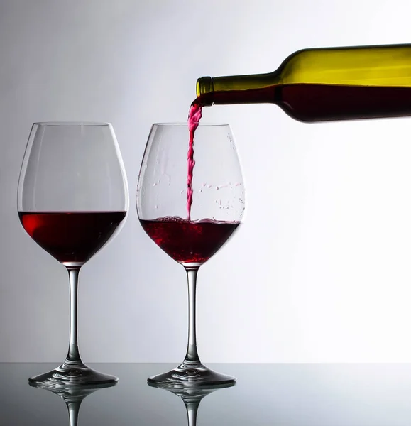 Botella y vasos de vino tinto . —  Fotos de Stock