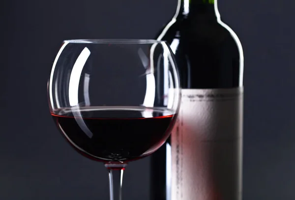 Garrafa e copo de vinho tinto  . — Fotografia de Stock