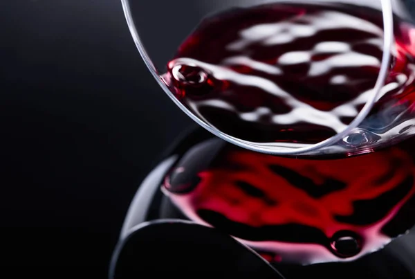 Glas Rotwein, Makroaufnahme . — Stockfoto