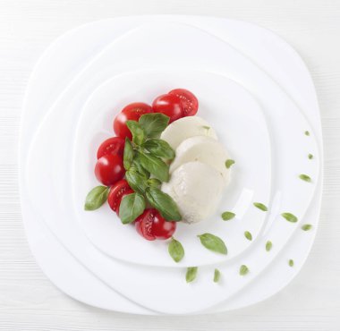 Domates ve fesleğenli mozzarella.