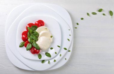 Domates ve yeşil Fesleğenli mozzarella.