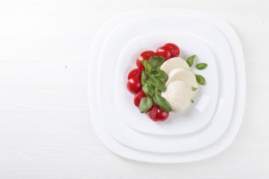 Domates ve yeşil Fesleğenli mozzarella.