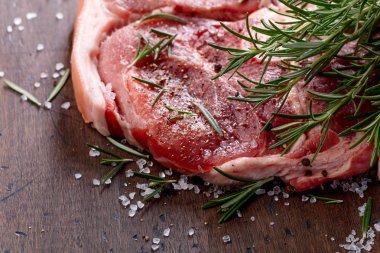 rosemary ile çiğ domuz eti .