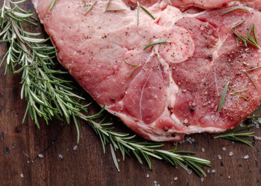 rosemary ile çiğ domuz eti .