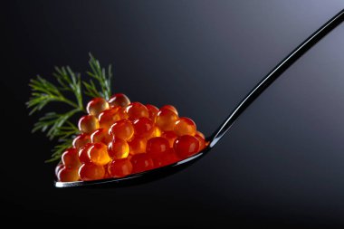  kaşık içinde kırmızı havyar.