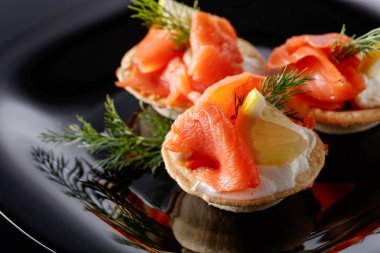Somon tartlets.
