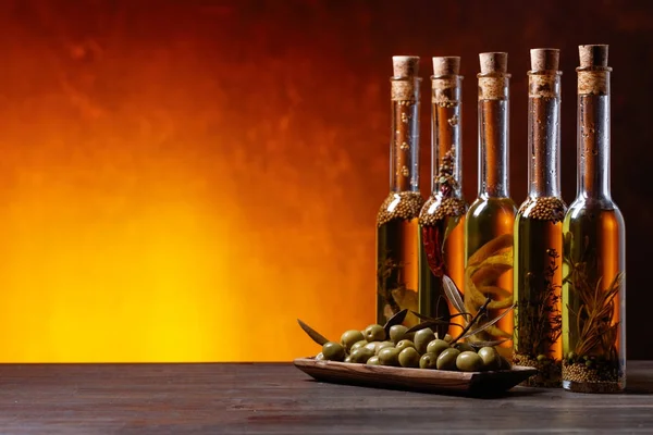 Olives et bouteilles d'huile d'olive  . — Photo