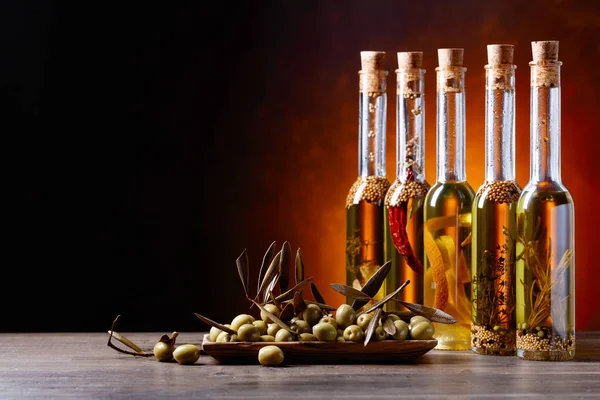 Olive e bottiglie di olio d'oliva  . — Foto Stock