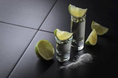 Tekila, limon ve tuz .