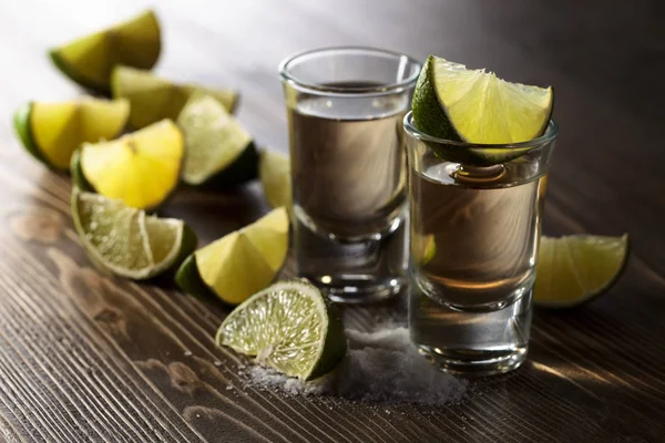 Tequila met zout en limoen. — Stockfoto
