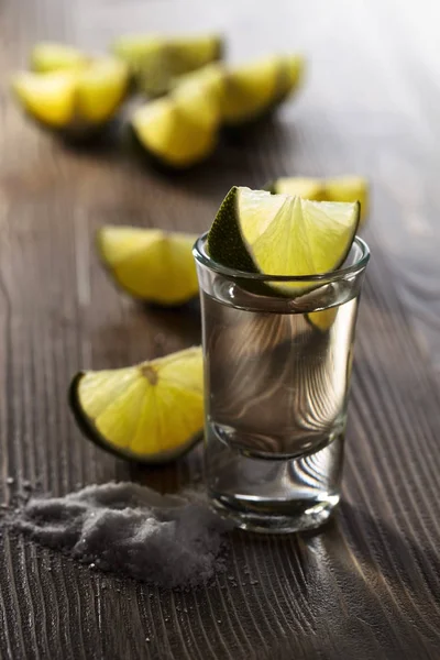 Tequila met zout en limoen. — Stockfoto