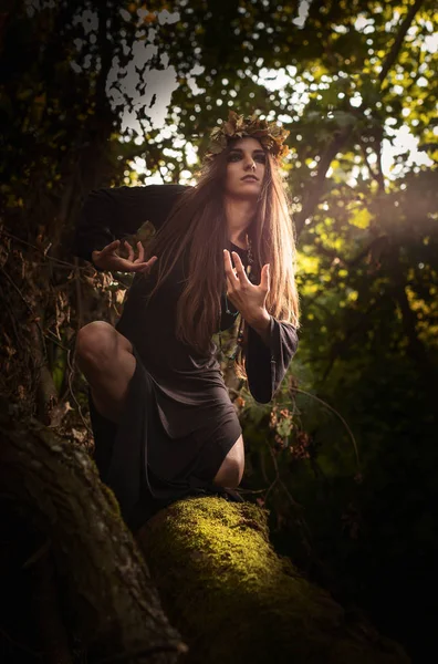 Schöne Frau im dunklen Wald. — Stockfoto