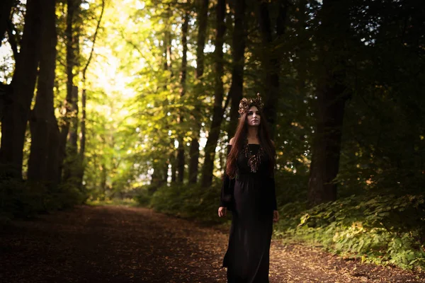 Beautiful woman  in dark forest. — Stock Photo, Image