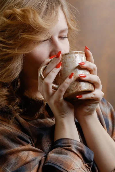 Pretty blonde with coffee  . — Stock Photo, Image