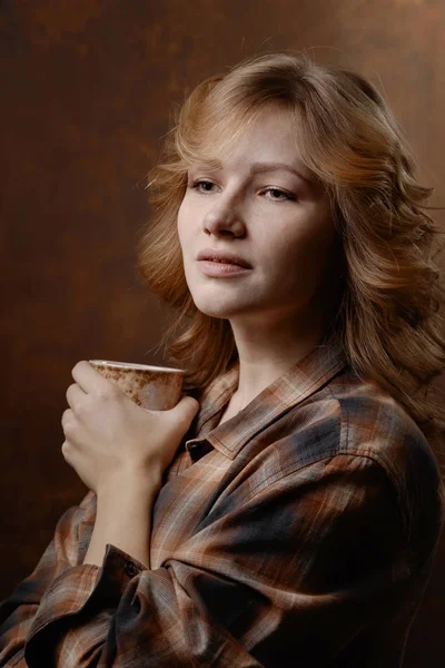 Mujer joven en camisa a cuadros con taza de café  . — Foto de Stock