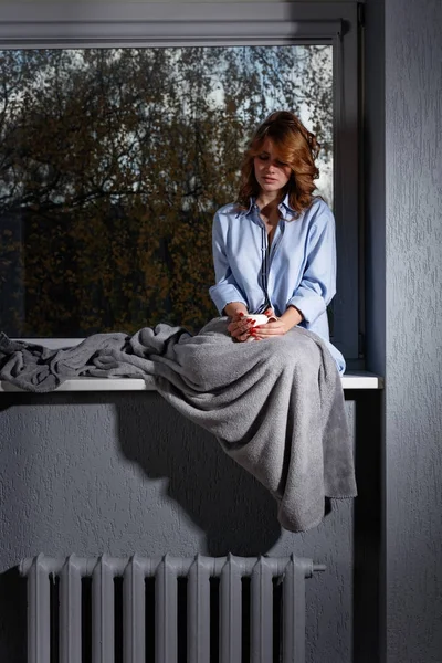 Traurige Frau am Fenster. — Stockfoto