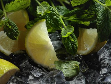 Buz ve koyu arka plan üzerine nane limon dilimleri. 