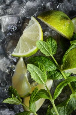 Buz ve koyu arka plan üzerine nane limon dilimleri. 