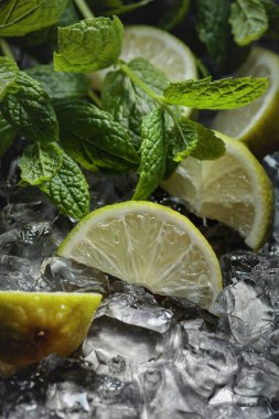 Buz ve koyu arka plan üzerine nane limon dilimleri. 