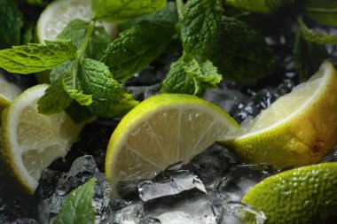 Buz ve koyu arka plan üzerine nane limon dilimleri. 