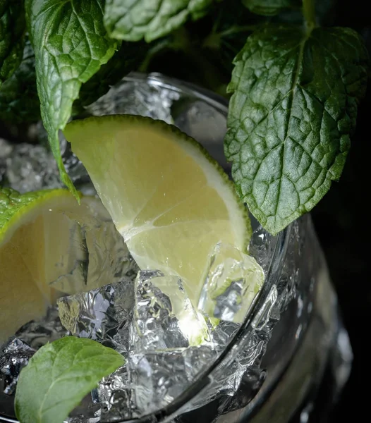 Bebida de cóctel Mojito con lima, hielo y menta  . — Foto de Stock