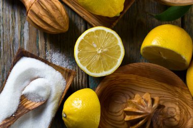 Limon, şeker ve eski ahşap sıkacağı .