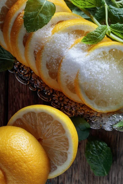 Tranches de citron avec sucre et feuilles de menthe . — Photo