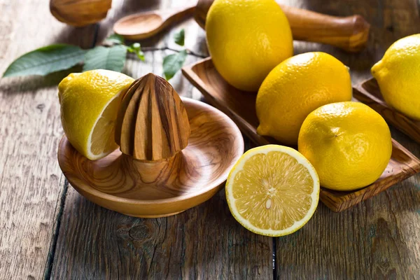 Limoni e spremiagrumi  . — Foto Stock