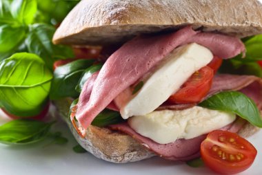 Ciabatta jambon, mozzarella, domates ve fesleğen ile 