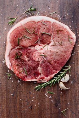 rosemary ile çiğ domuz eti .