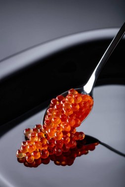  kaşık içinde kırmızı havyar.
