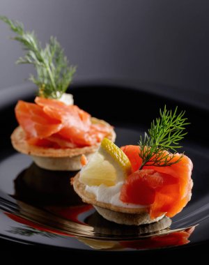 Somon tartlets.