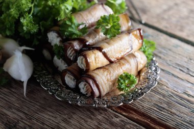 Peynir ve sarımsak ile doldurulmuş patlıcan ruloları.