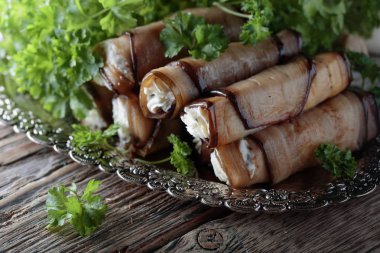 Peynir ve sarımsak ile doldurulmuş patlıcan ruloları.