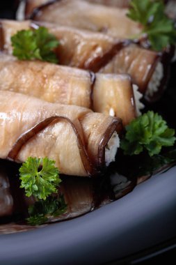 Peynir ve sarımsak ile doldurulmuş patlıcan ruloları.