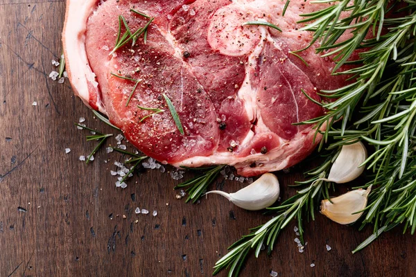 Rauw varkensvlees met rozemarijn. — Stockfoto