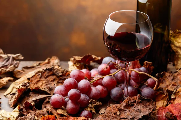 Склянка і пляшка червоного вина  . — стокове фото