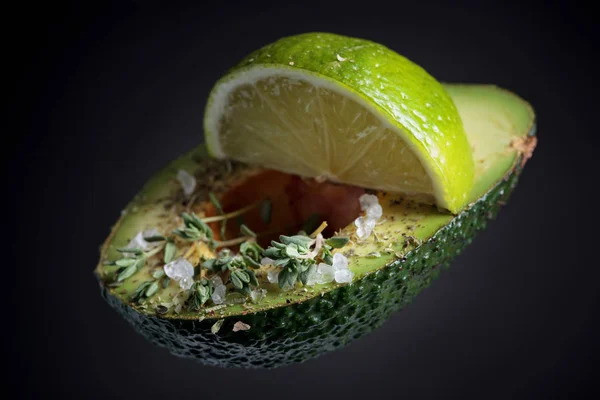 Avocado met kalk . — Stockfoto