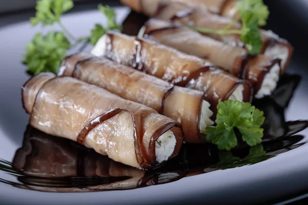 Rollos de berenjena rellenos de queso y ajo . —  Fotos de Stock