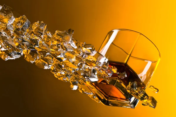 Whisky med is. . – stockfoto
