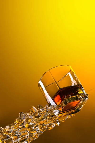 Bicchiere di whisky con ghiaccio. — Foto Stock