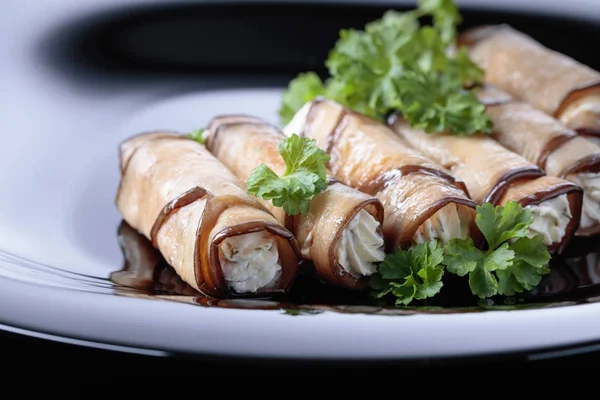 Peynir ve sarımsak ile doldurulmuş patlıcan ruloları.