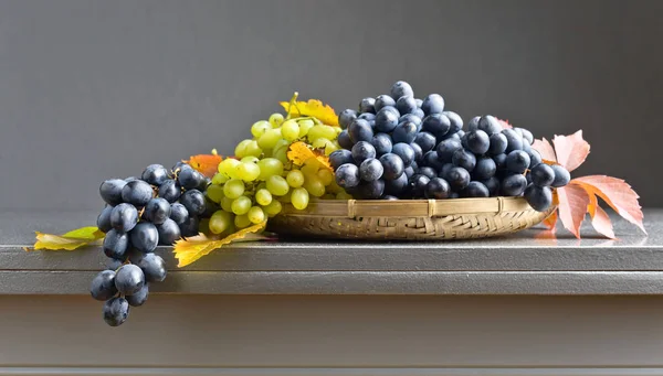 Uva blu e verde su un tavolo da cucina — Foto Stock