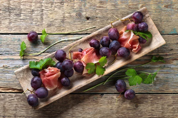 Jamon serrano z pietruszka i winogron. — Zdjęcie stockowe