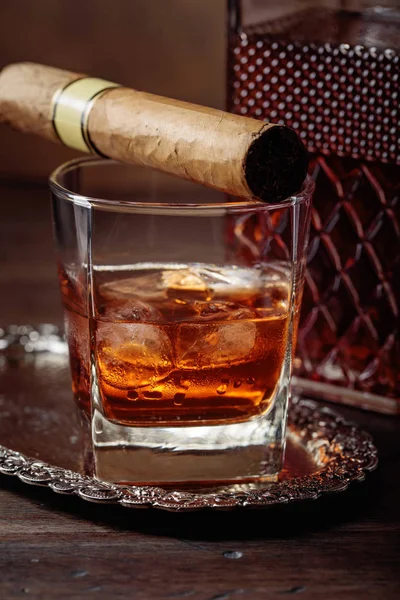 Glas Whiskey und Zigarre auf altem Holztisch. — Stockfoto