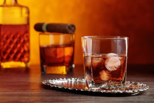 Glas whisky och cigarr på gamla träbord. — Stockfoto