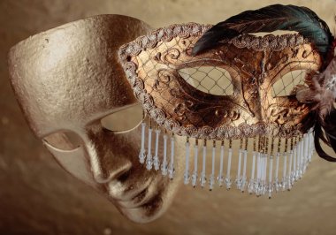 İki altın karnaval maskesi .